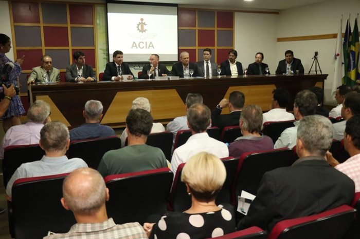 Wilder Morais em reunião com empresários no auditório da Acia, em Anápolis.