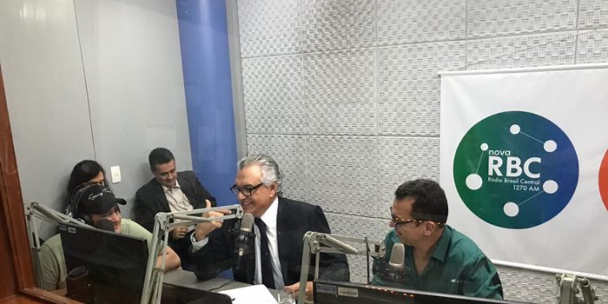 No estúdio da Rádio Brasil Central AM, governador responde a perguntas de radialistas do interior