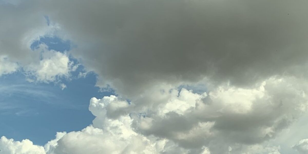 Sol com poucas nuvens e pancadas de chuva nesta quinta-feira em Goiás