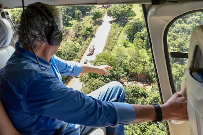 Governador Ronaldo Caiado durante vistoria (de helicóptero) ao local onde o bueiro se rompeu.