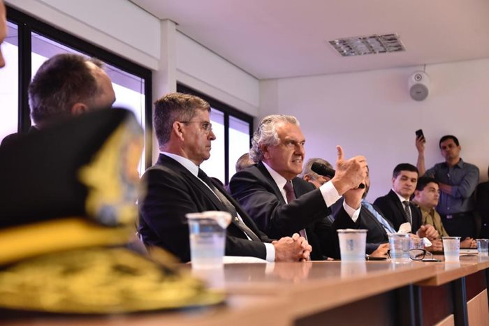 Governador Ronaldo Caiado durante apresentação do Centro Integrado de Inteligência Comando e Controle ao Secretário Nacional de Segurnaça Guilherme Theophilo.
