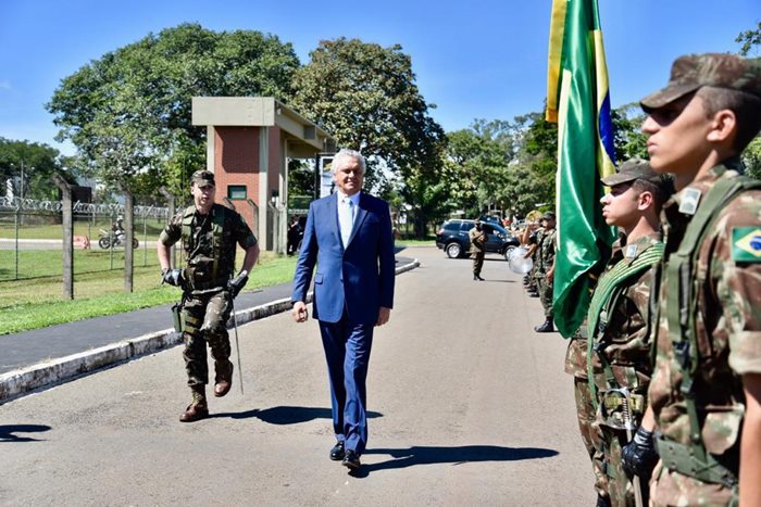 Governador Ronaldo Caiado em revista as tropas do Exército na capital.