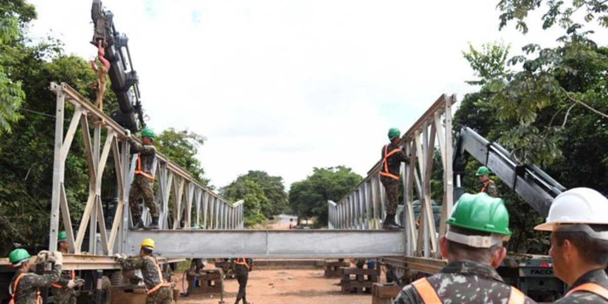 Governador vistoria últimas etapas da instalação da ponte metálica na GO-060