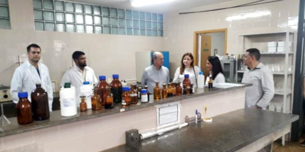 José Essado conhece atividades dos laboratórios da Agrodefesa