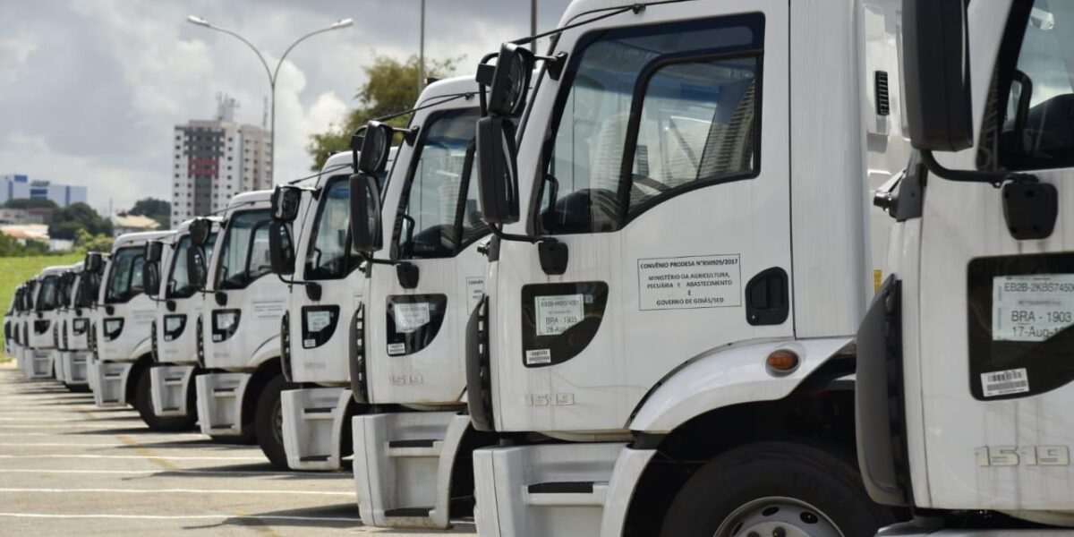 Noventa e dois municípios recebem caminhões, tratores e motoniveladoras