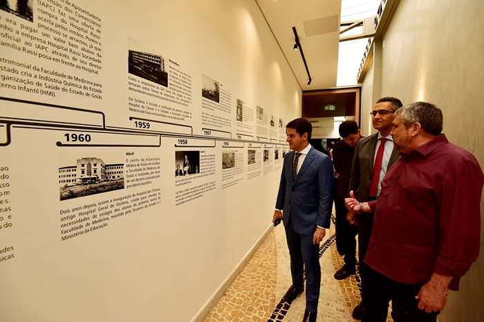 Secretário da Saúde, Ismael Alexandrino e diretores da unidade.