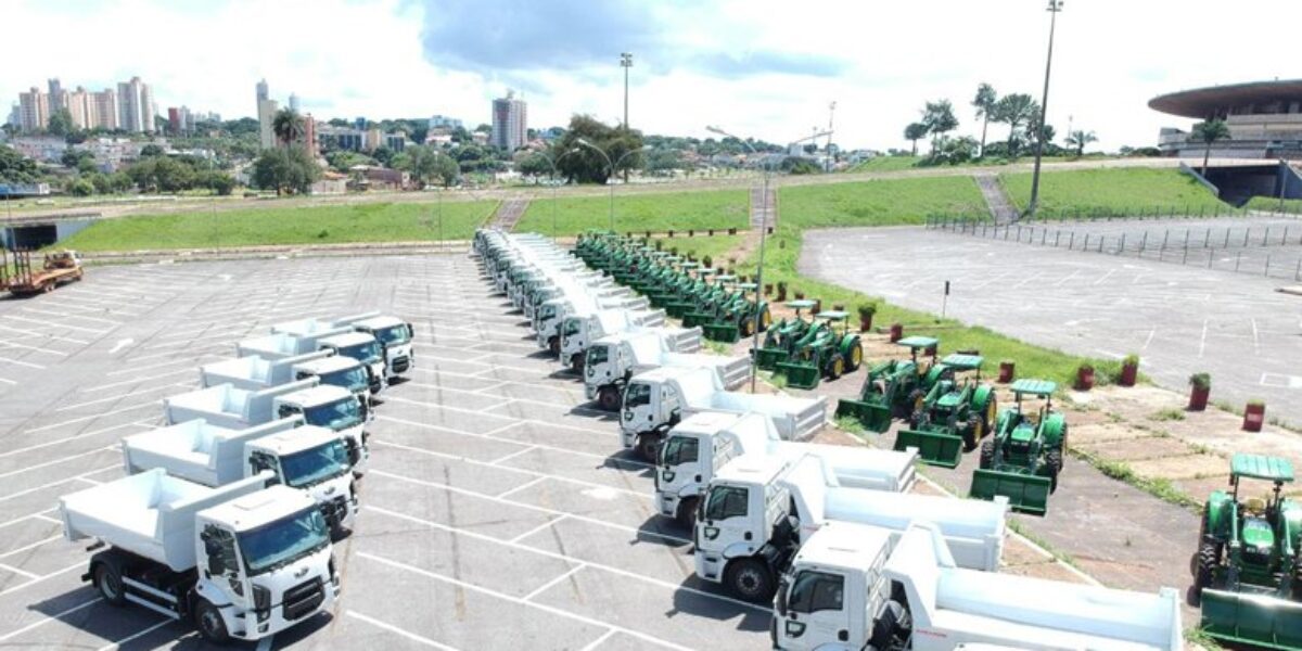 Governo de Goiás faz entrega de 55 máquinas e equipamentos às Prefeituras goianas