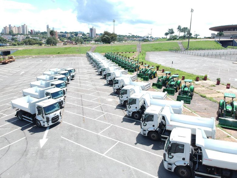 Governo de Goiás faz entrega de 55 máquinas e equipamentos às Prefeituras goianas