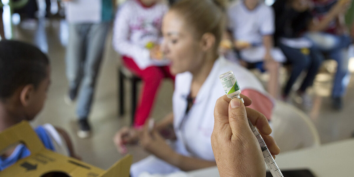 Saúde imuniza contra o vírus HPV nas escolas de Goiás