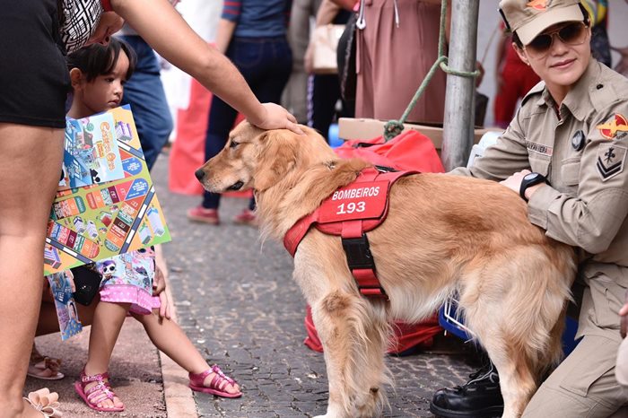 Cão do Corpo de Bombeiros apresentado à população durante o evento na Praça Cívica, no dia 07 de abril