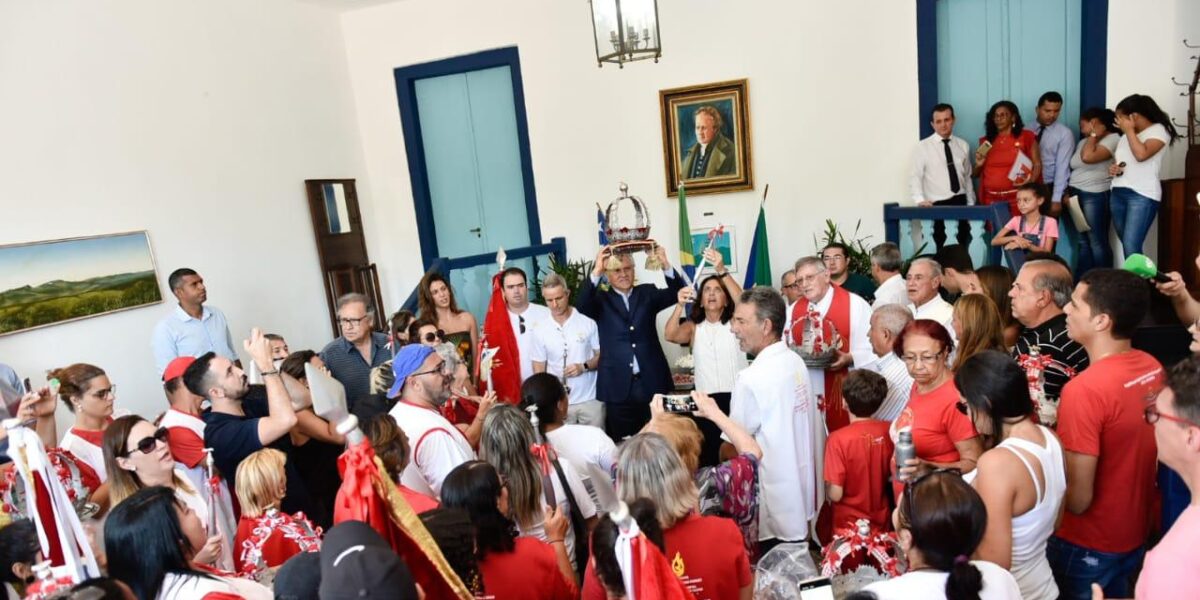 Caiado resgata tradição e abre Palácio a foliões do Espírito Santo na cidade de Goiás