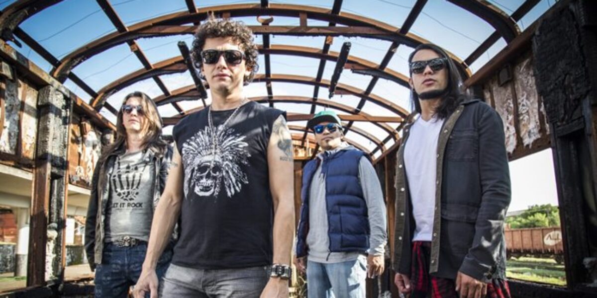 Banda de rock discute bullying, violência e drogas com estudantes de Aparecida