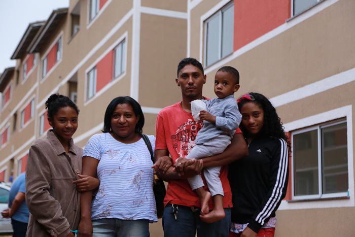 Família beneficiada pelo programa de moradias populares do governo de Goiás em Valparaíso.