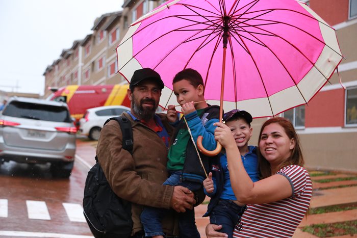 Família beneficiada pelo programa de moradias populares do Governo de Goiás, em Valparaíso.