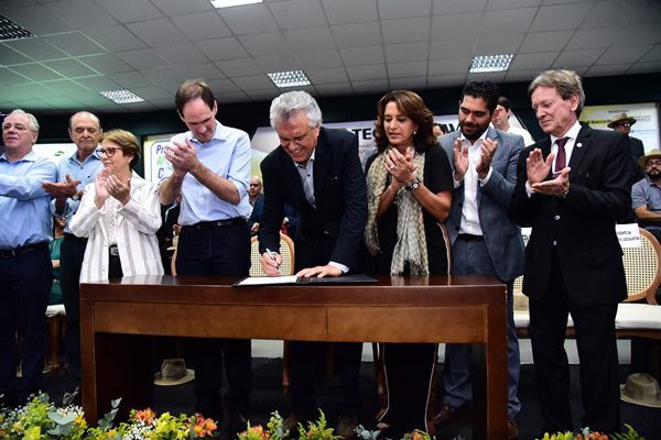 Caiado assinando a transferência simbólica da sede do governo estadual para Rio Verde durante a Tecnohshow 2019.