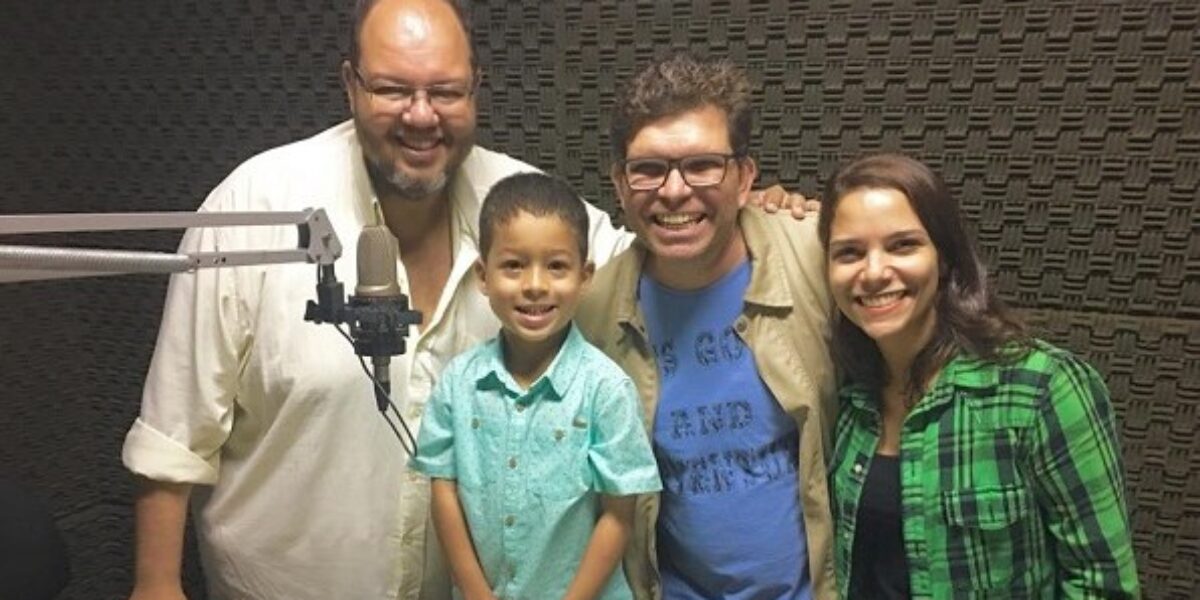 Ouvinte mirim visita equipe de O Mundo em sua Casa, da Rádio Brasil Central AM