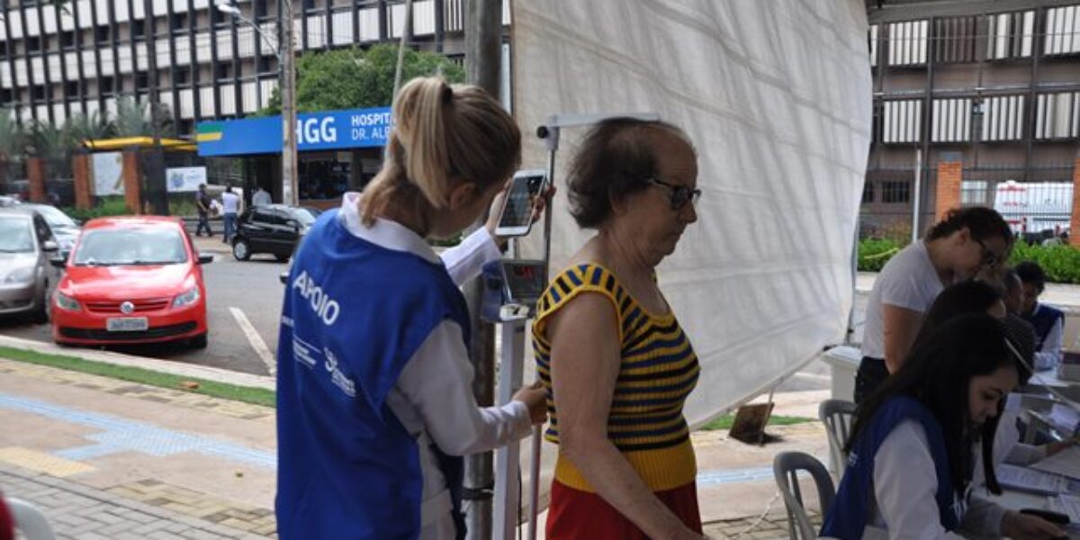 Saúde na Praça do HGG atende e orienta sobre Parkinson