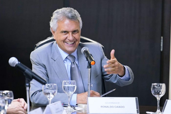 Governador Ronaldo Caiado durante reunião ocm membros da Caixa Econômica Federal.