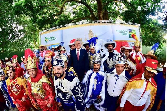 Ronaldo Caiado durante lançamento das Cavalhadas 2019, na imagem ele aparece junto aos atores que interpretam as lutas entre mouros e cristãos, nos jardins do Palácio das Esmeraldas.