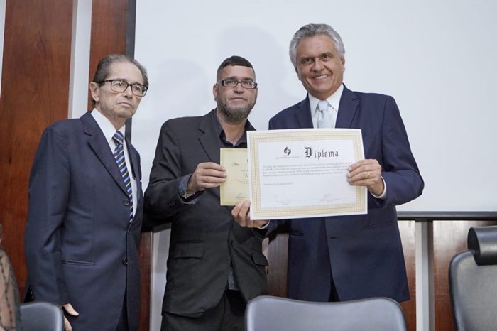 Governador Ronaldo Caiado recebendo a homenagem de ‘Político do Ano de 2018’ (em forma de diploma) das mãos do presidente do Clube de Repórteres Políticos, o jornalista Ulisses Aesse.