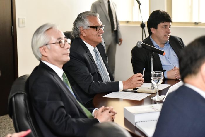 Caiado ao centro, representantes da KSB Energy e Enspire Group à direita dele e o secretário de Desenvolvimento, Adriano da Rocha Lima à esquerda.