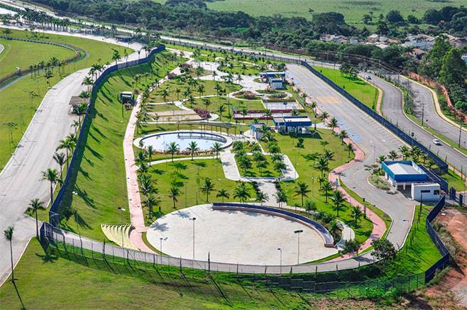 Imagem aérea e diurna do Parque Veiga Jardim, em Goiânia, com pistas para a prática de esportes, quiosques, gramado e coqueiros.