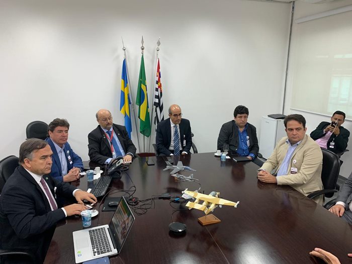Comitiva da Secretaria de Indústria e Comércio em reunião com empresários de São José dos Campos.