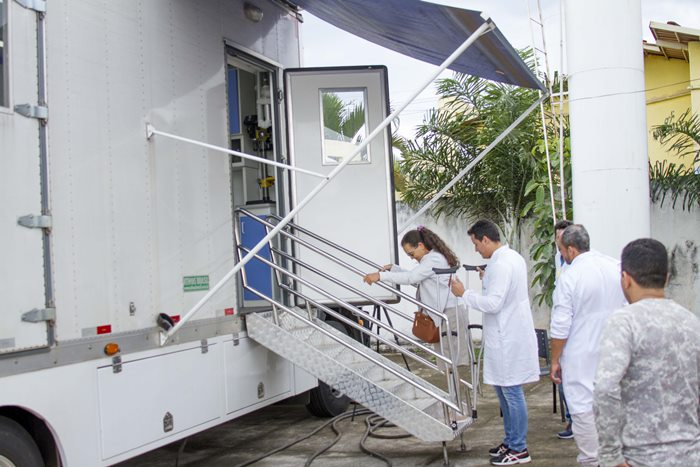 Pacientes entrando no caminhão que faz a Oficina Ortopédica Itinerante do Crer, durante atendimento em Aparecida de Goiânia, entre 30 de abril e 03 de maio de 2019.