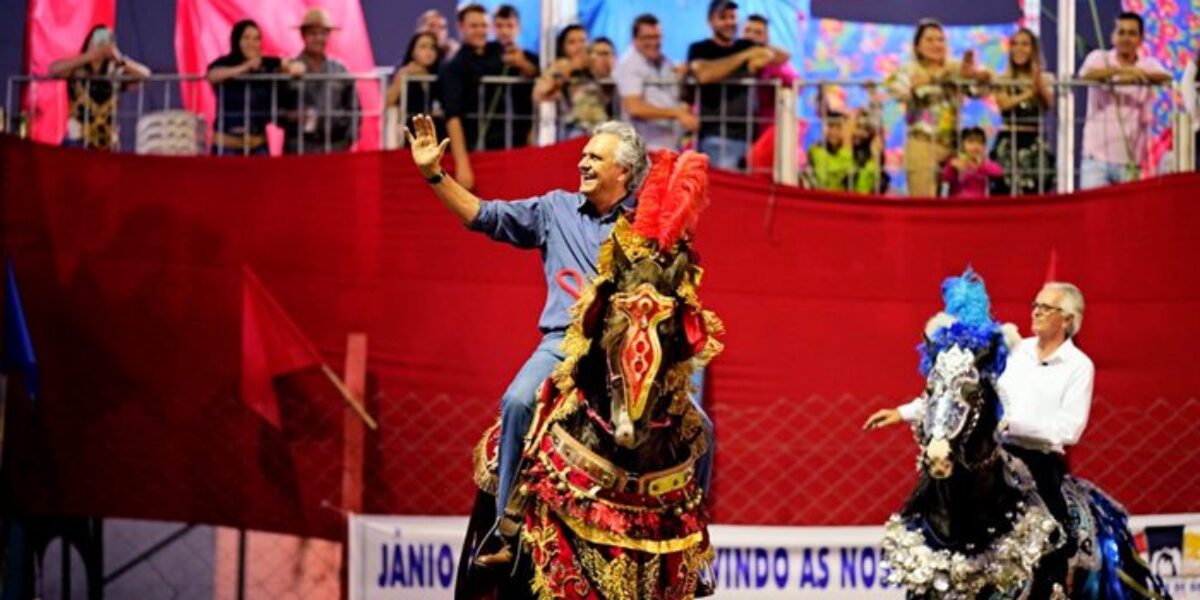 Caiado destaca a importância da valorização da cultura durante Cavalhadas de Palmeiras de Goiás
