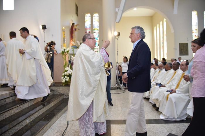Caiado na cerimônia de posse canônica do novo bispo diocesano de Formosa, Dom Adair José Guimarães.