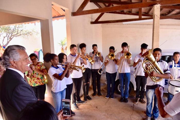 Caiado prestigiando apresentação musical de estudantes, durante encontro de educadores.