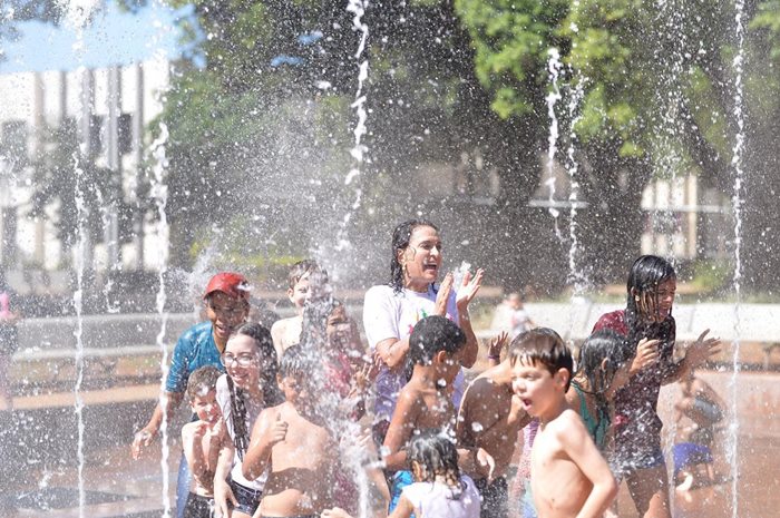 A primeira-dama Gracinha Caiado brincando com crianças em fonte da Praça Cívica, durante a terceira edição do Viva a Praça Cívica.