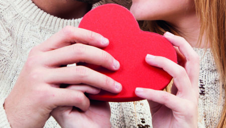 Procon encontra variação de 235% em presentes para o Dia dos Namorados
