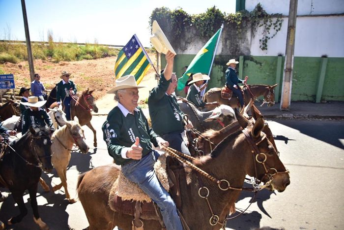 Caiado e Schreiner na Cavalgada de Santana em Uruaçu.