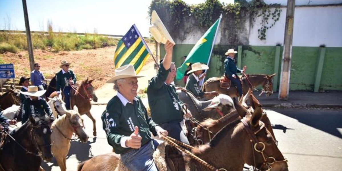 Caiado ressalta respeito à cultura e religiosidade ao participar de Cavalgada em Uruaçu