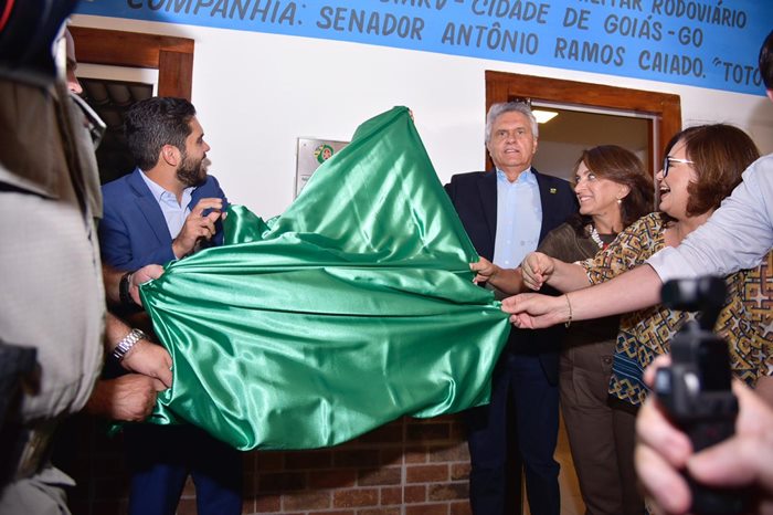 Caiado, primeira-dama e o vice-governador descerrando a placa de reinauguração (pós-reforma) do Segundo Batalhão da PM Rodoviária em Goiás.