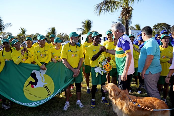 Governador Ronaldo Caiado cumprimentando atletas da Caminhada Ecológica.
