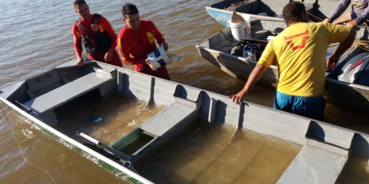 Bombeiros resgatam vítimas de barco que virou no Rio Araguaia