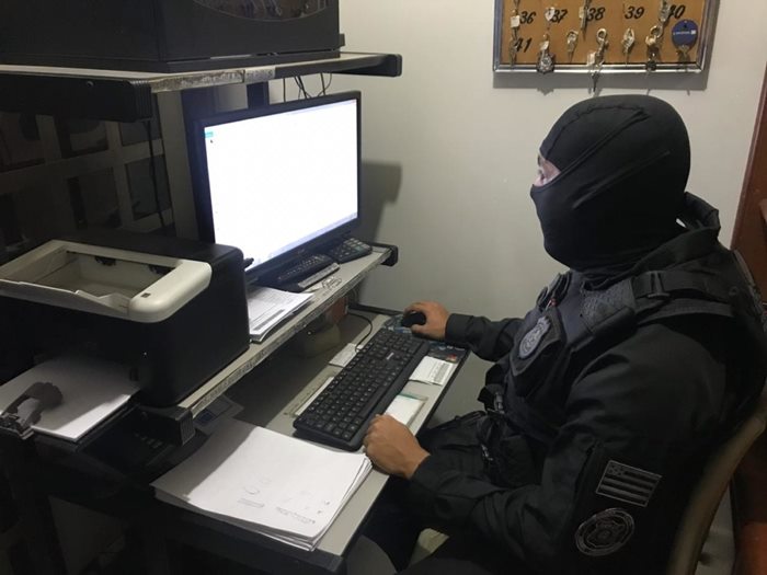 Policial civil durante diligência da Operação que investiga crimes de pedofilia, denominada Meu zeloso e guardador II.