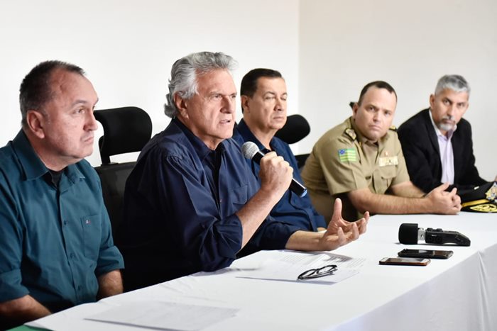 Caiado acompanhado da cúpula da Segurança Pública de Goiás, em Águas lindas após assassinato do professor e  coordenador pedagógico Bruno Pires de Oliveira, no dia 30 de agosto, naquele município.