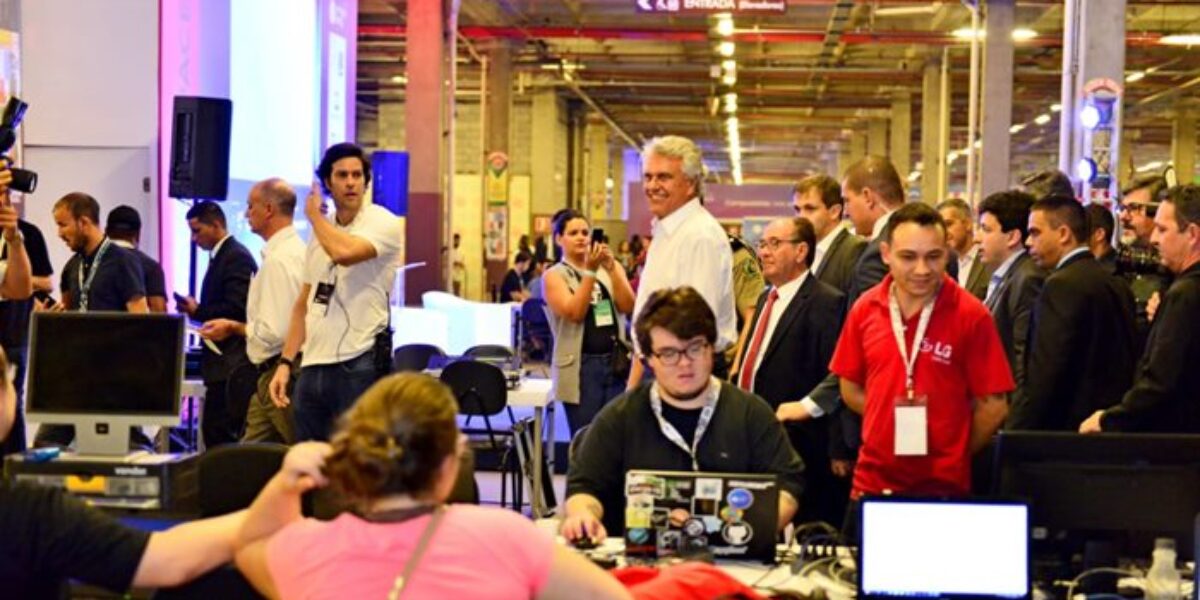 Governador assina marco regulatório da inovação na Campus Party Goiás