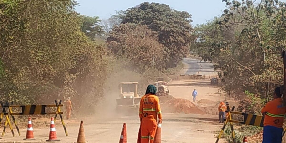 Ponte metálica é retirada da GO-060 para conclusão do novo bueiro