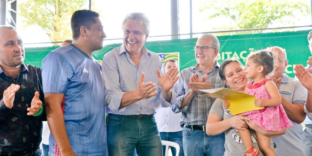 Governo entrega 473 escrituras a moradores do Madre Germana I