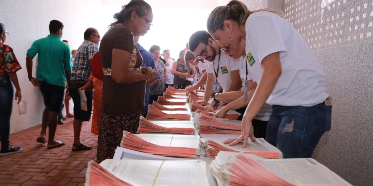 Governo de Goiás entrega escrituras a moradores do Madre Germana I