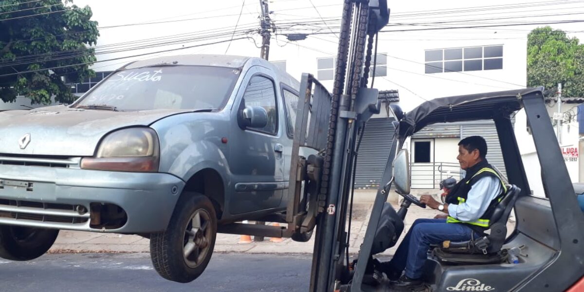 Operação Desmanche remove veículos das calçadas em Goiânia