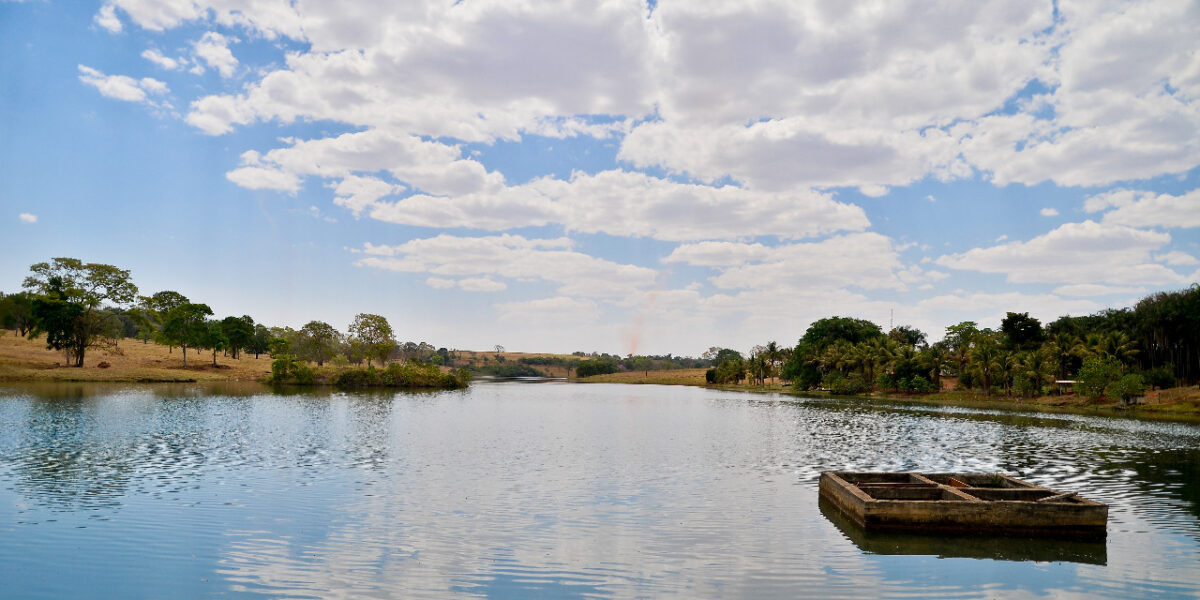 Governador abre comportas de represa na Fazenda Mamoa