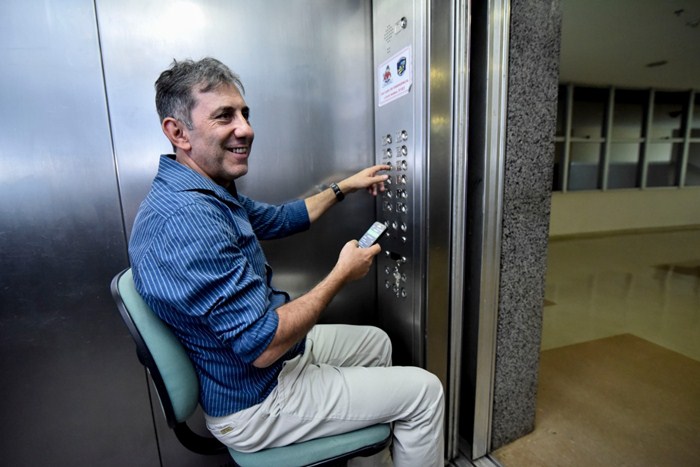 O servidor Baltazar Reis Barbosa, no elevador do Palácio Pedro Ludovico Teixeira, em Goiânia, onde trabalha.