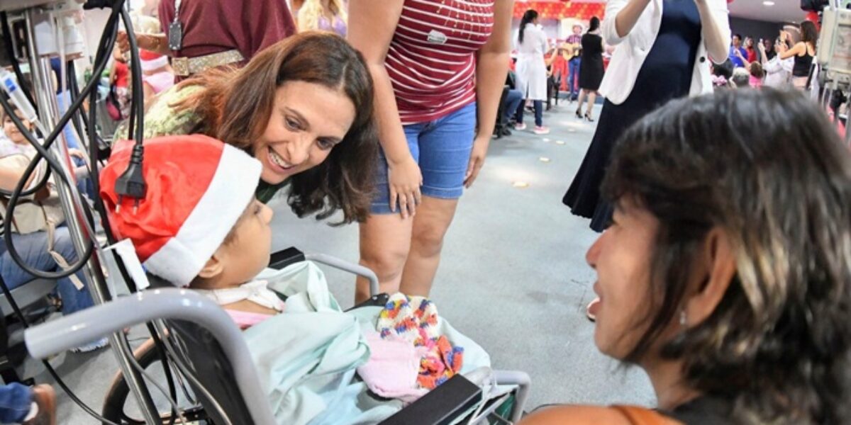 Gracinha Caiado e OVG levam Natal do Bem para tarde festiva do Hospital Araújo Jorge