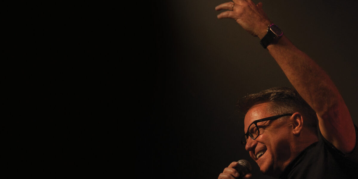 João Caetano lança 8º disco de sua carreira no Teatro Goiânia