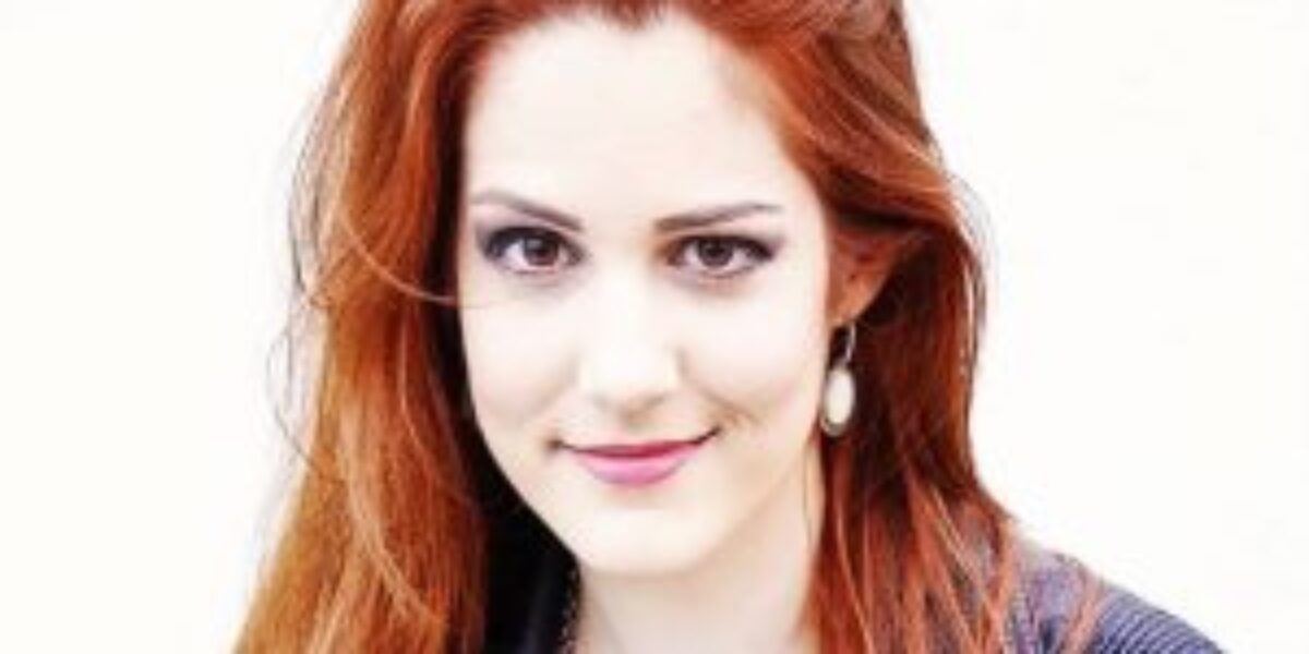 Entrevistada do Tá Logado desta segunda é a atriz Carol Schmid